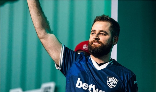 前行者与星闪悦动联手发布全球首款32K电竞外设